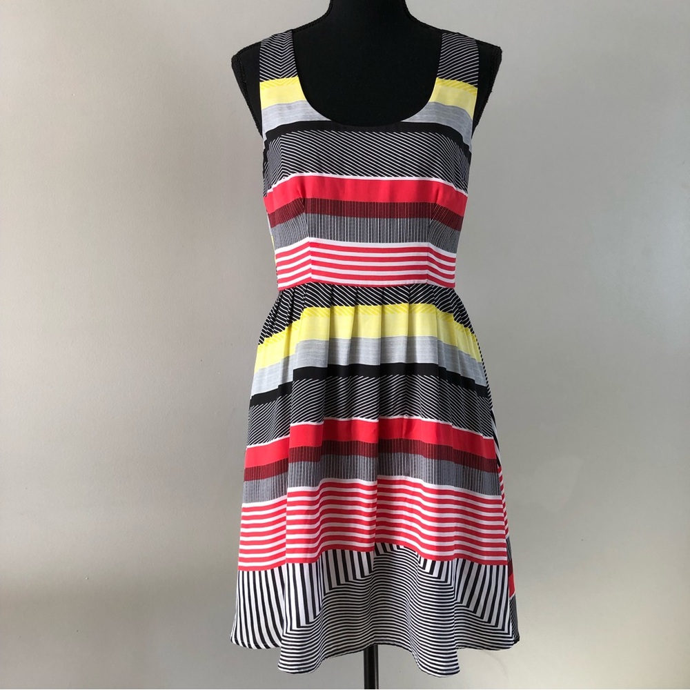 Women’s BB Dakota Scoop neck line pleated waist Colourfull dress size S